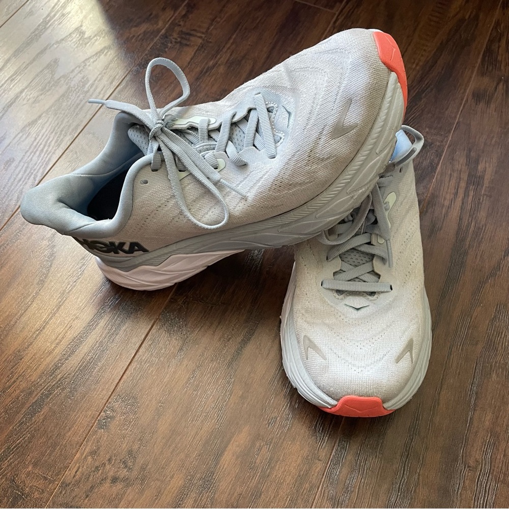 Hoka Arahi 6 Stability In Plein Air and Blue Fog Sneakers